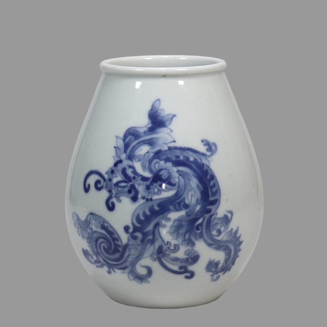 A Exquisite Blue and White Phoenix Pattern Vase: A Exquisite Blue and White Phoenix Pattern Vase,Qing Dynasty, China,Kangxi Six-character Mark,Size:5.7inx2.9in 青花凤纹瓶,中国清代,康熙