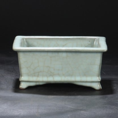 A Exquisite Guan yao Celadon Glazed Basin: A Exquisite Guan yao Celadon Glazed Basin,Song Dynasty, China,Size:3.3inx7.1inx5.5in 官窑青釉盆,中国宋代