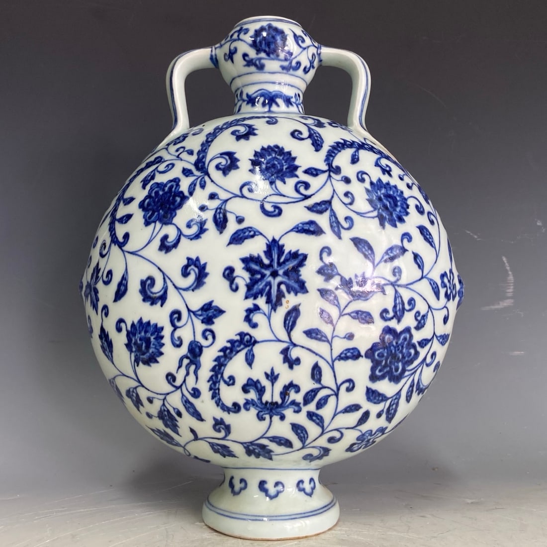 A Exquisite Blue and White Interlocking Lotus Pattern Vase - 3