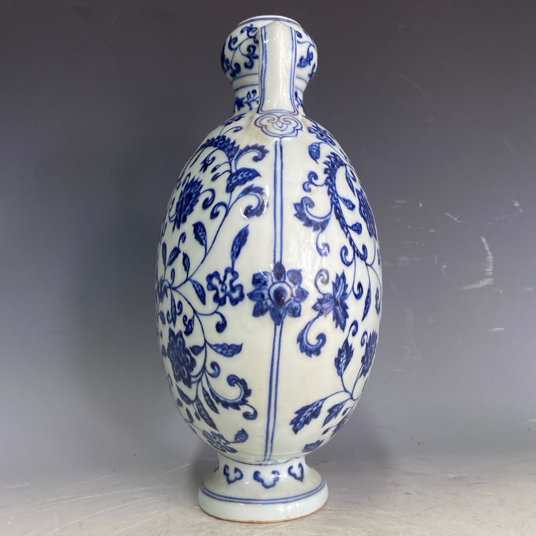 A Exquisite Blue and White Interlocking Lotus Pattern Vase - 4