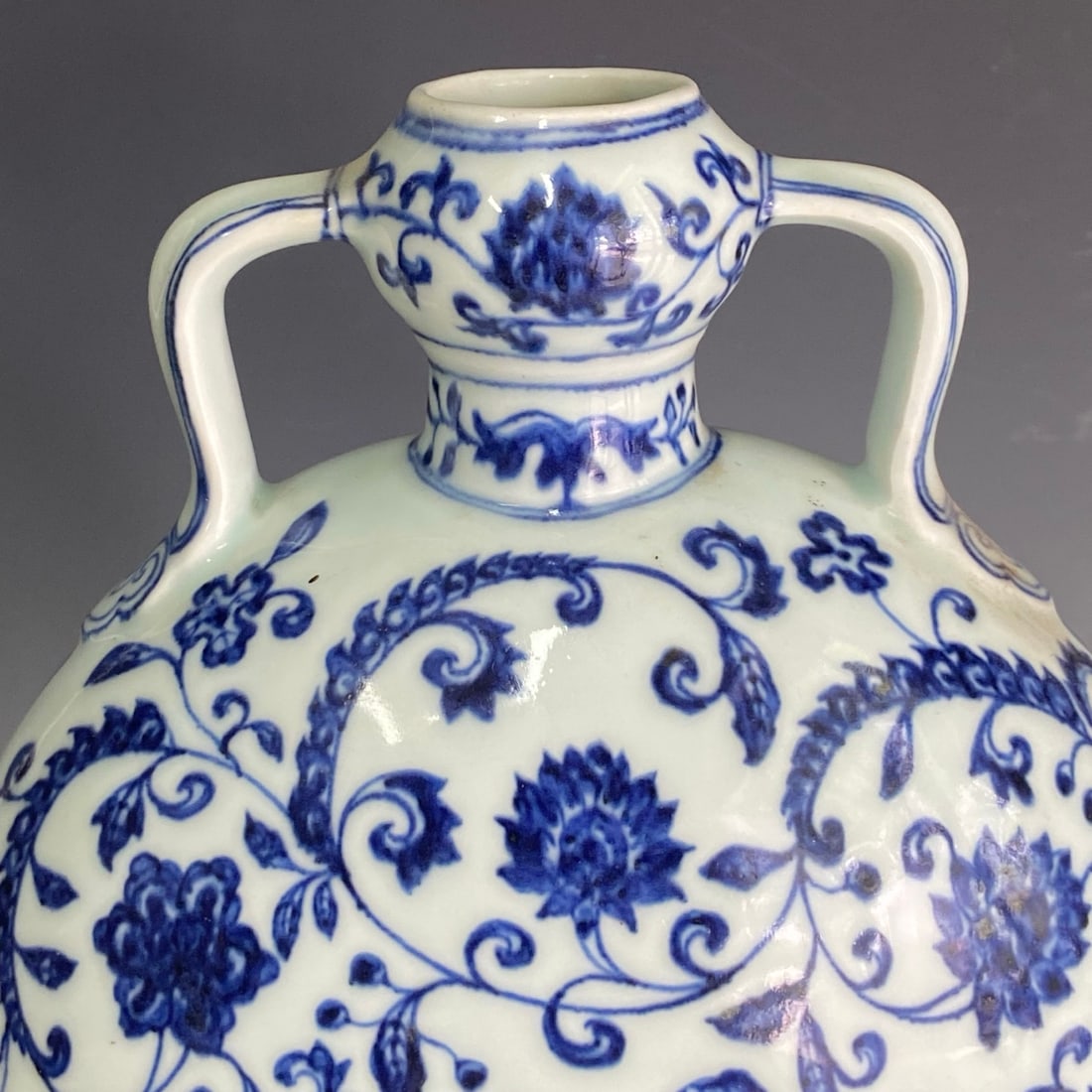 A Exquisite Blue and White Interlocking Lotus Pattern Vase - 5