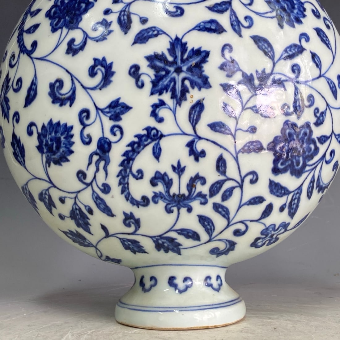 A Exquisite Blue and White Interlocking Lotus Pattern Vase - 6