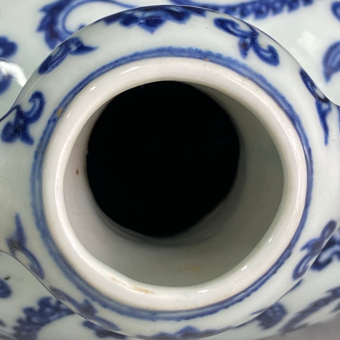 A Exquisite Blue and White Interlocking Lotus Pattern Vase - 8