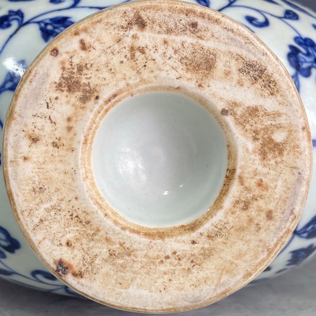A Exquisite Blue and White Interlocking Lotus Pattern Vase - 9