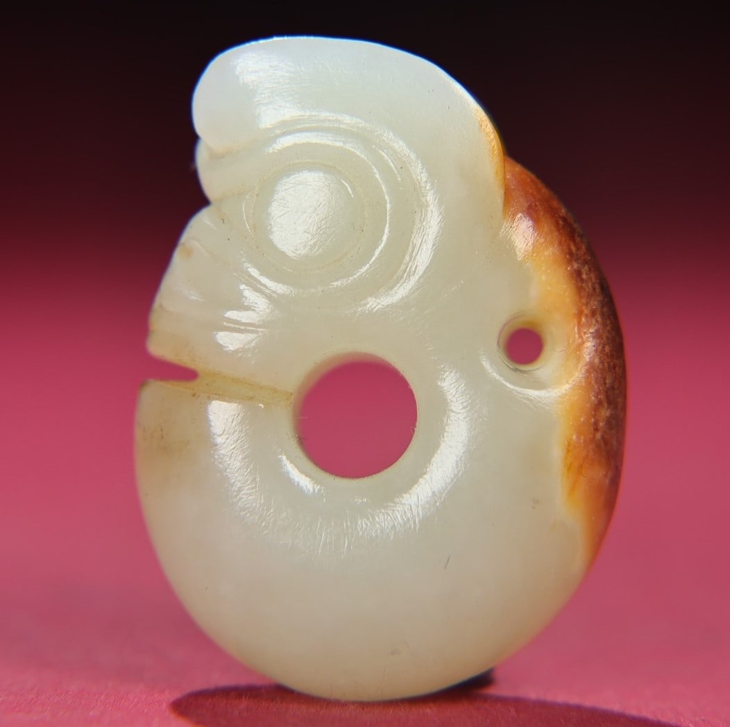 A Exquisite Hetian Jade Pig Dragon: A Exquisite Hetian Jade Pig Dragon,Han Dynasty, China,Size:1.7inx1.3inx0.6in,Weight:36g 和田玉猪龙,中国汉代