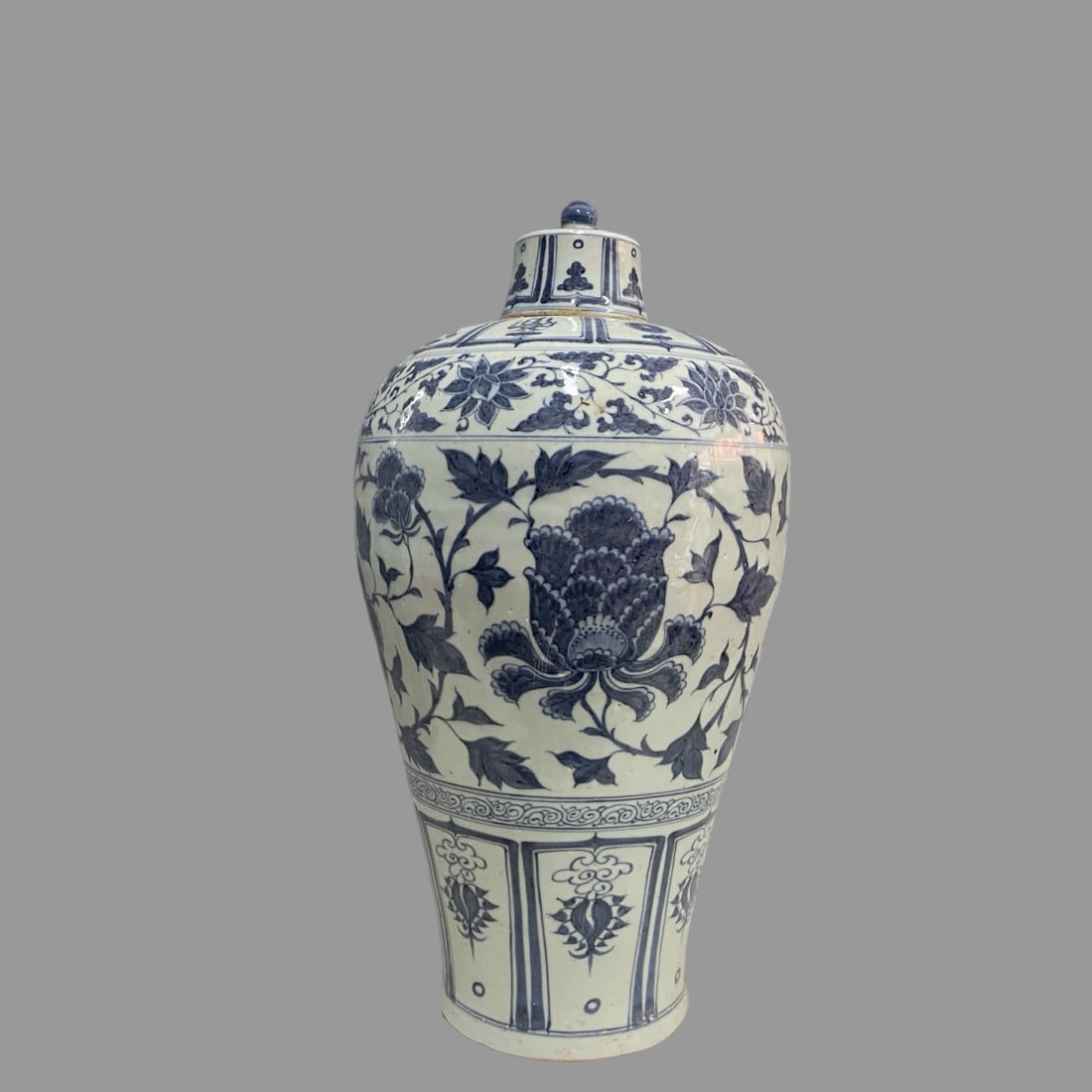 A Exquisite Blue and White Interlocking Lotus Pattern Vase - 2