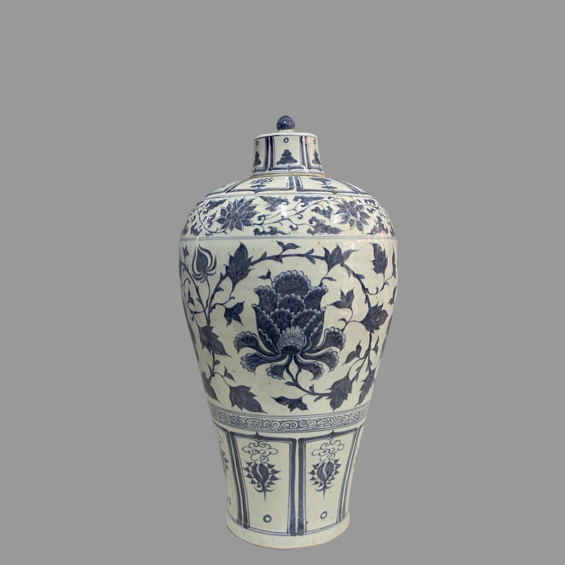 A Exquisite Blue and White Interlocking Lotus Pattern Vase - 4