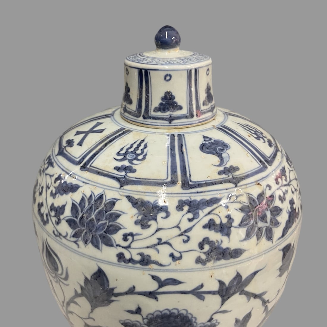 A Exquisite Blue and White Interlocking Lotus Pattern Vase - 5