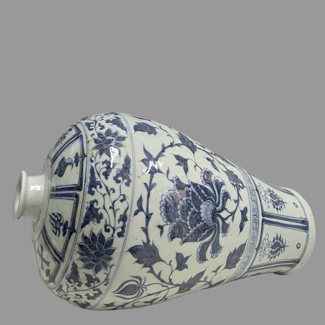 A Exquisite Blue and White Interlocking Lotus Pattern Vase - 7