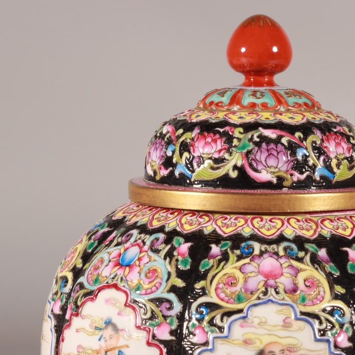 A Exquisite Enamel Black Ground Figures Pattern Jar - 2