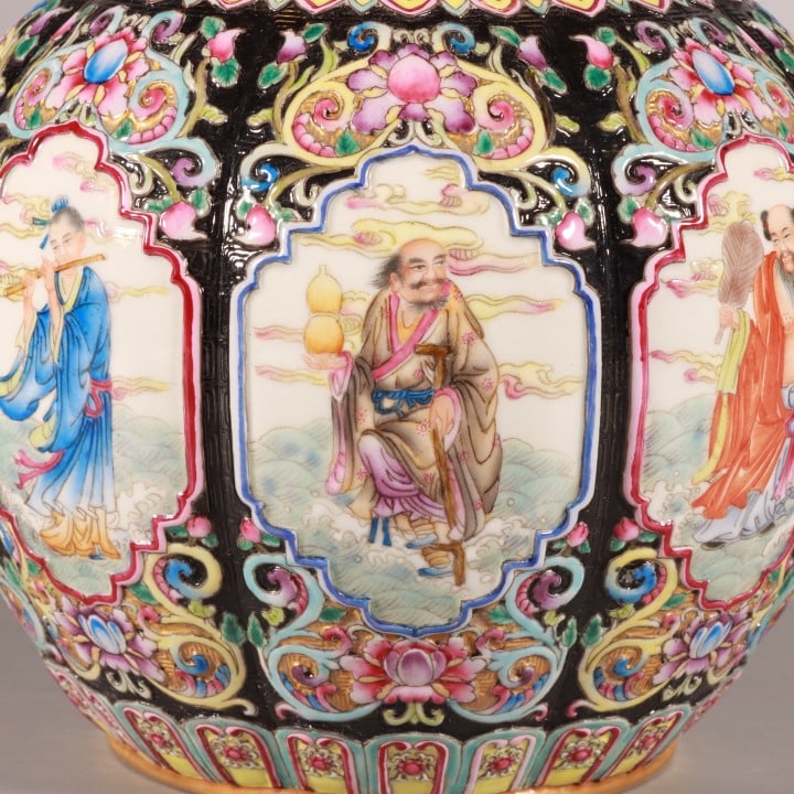 A Exquisite Enamel Black Ground Figures Pattern Jar - 3