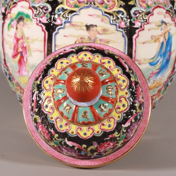 A Exquisite Enamel Black Ground Figures Pattern Jar - 7
