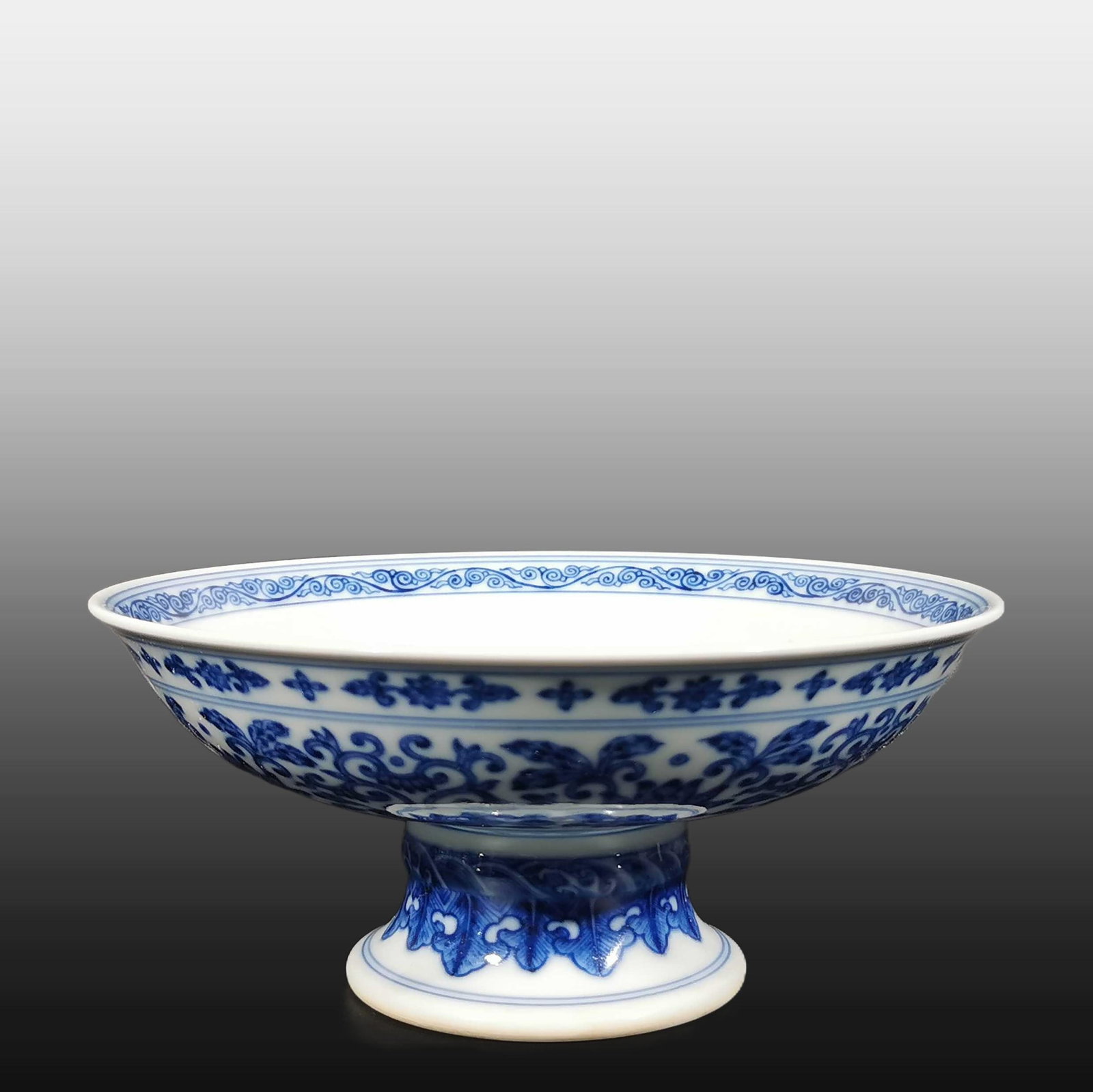 A Exquisite Blue and White Lotus Pattern Plate: A Exquisite Blue and White Lotus Pattern Plate,Qing Dynasty, China,Qianlong Six-character Mark,Size:3inx6.7in