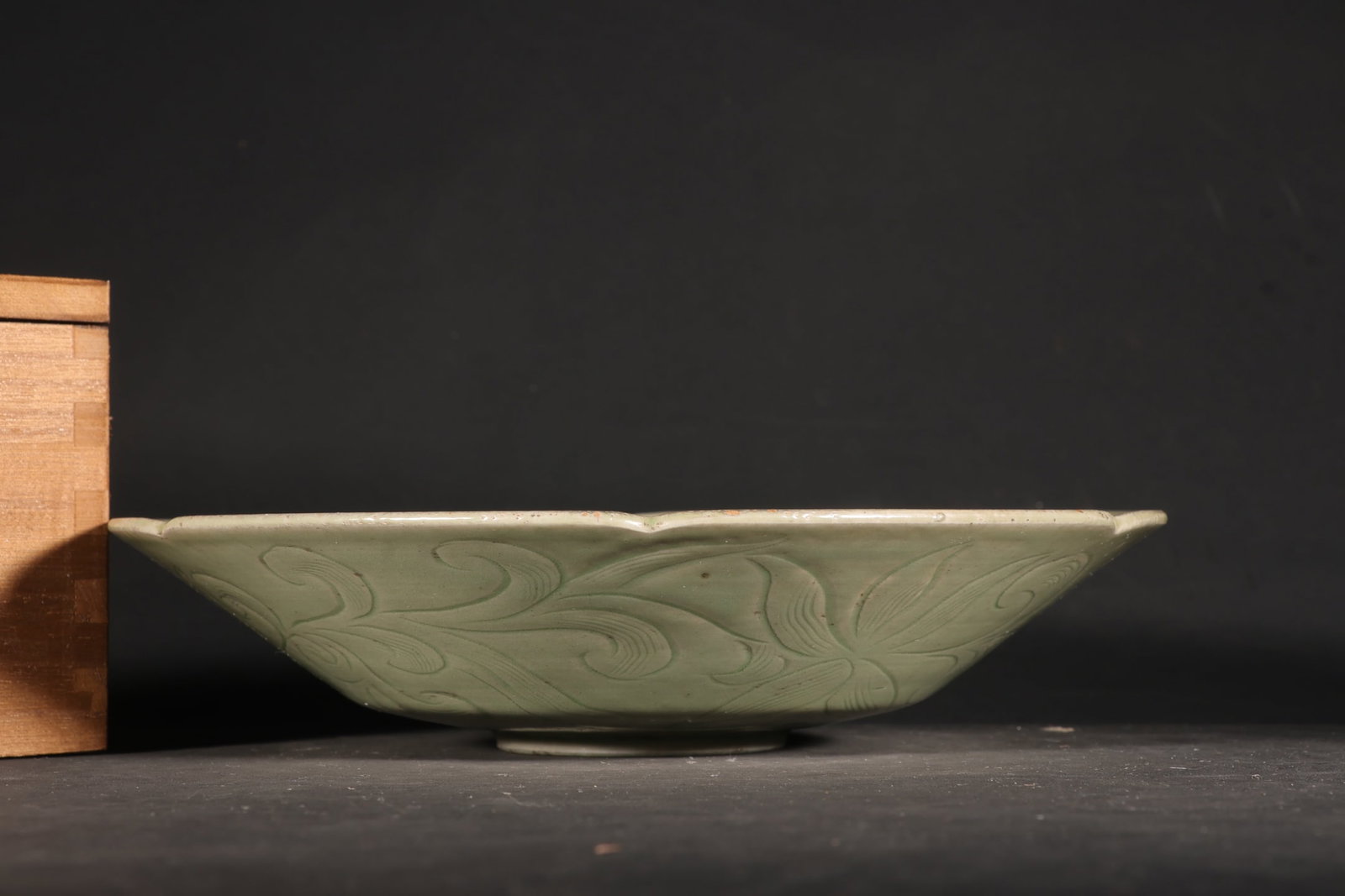A Exquisite Yue Yao Pea-Green Glazed Dragon Pattern Plate: A Exquisite Yue Yao Pea-Green Glazed Dragon Pattern Plate,Five Dynasties,Size:1.8inx8.1in 越窑豆青釉龙纹盘,五代