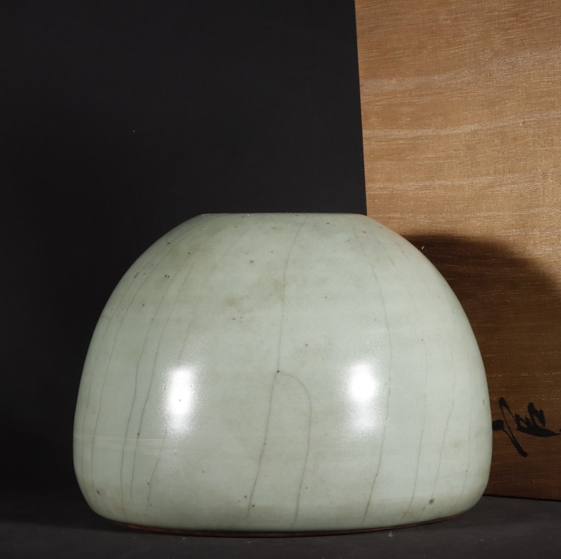 A Exquisite Guan Yao Celadon Glazed Basin: A Exquisite Guan Yao Celadon Glazed Basin,Song Dynasty, China,With Mark,Size:4.3inx6.3in 官窑粉青釉盆,中国宋代,带款