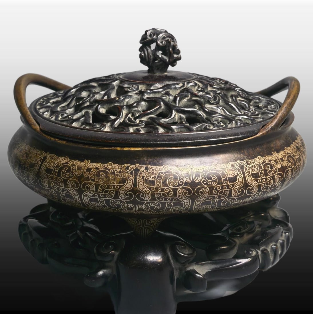 A Exquisite Gilt Coppery Censer: A Exquisite Gilt Coppery Censer,Ming Dynasty, China,With Mark,Size:7.9inx3.5in,Weight:2700g 铜措金香炉,中国明代,带款
