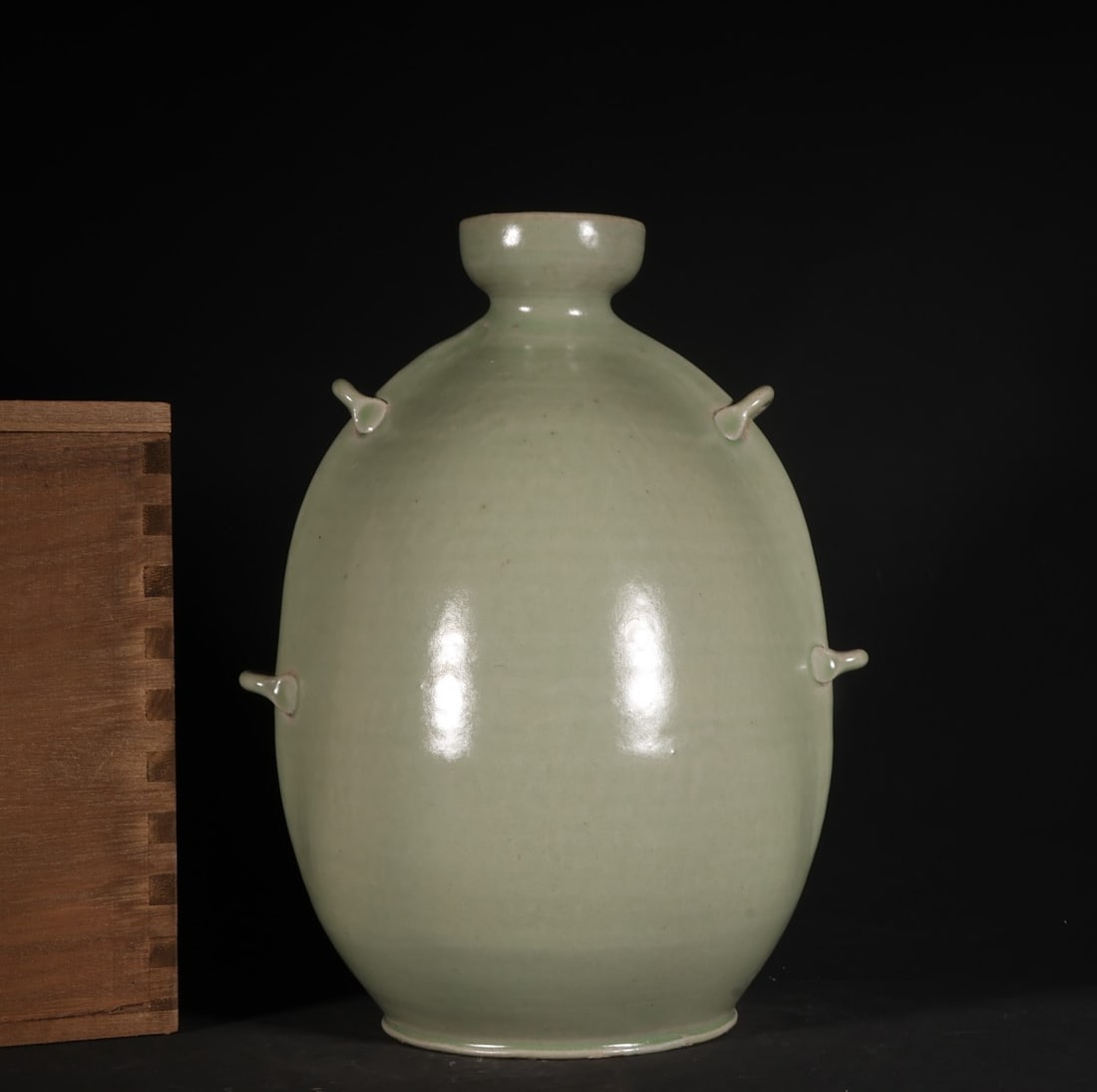 A Exquisite Yue Yao Pea-Green Glazed Ewer: A Exquisite Yue Yao Pea-Green Glazed Ewer,Five Dynasties,Size:9.6inx7.3in 越窑豆青釉壶,五代