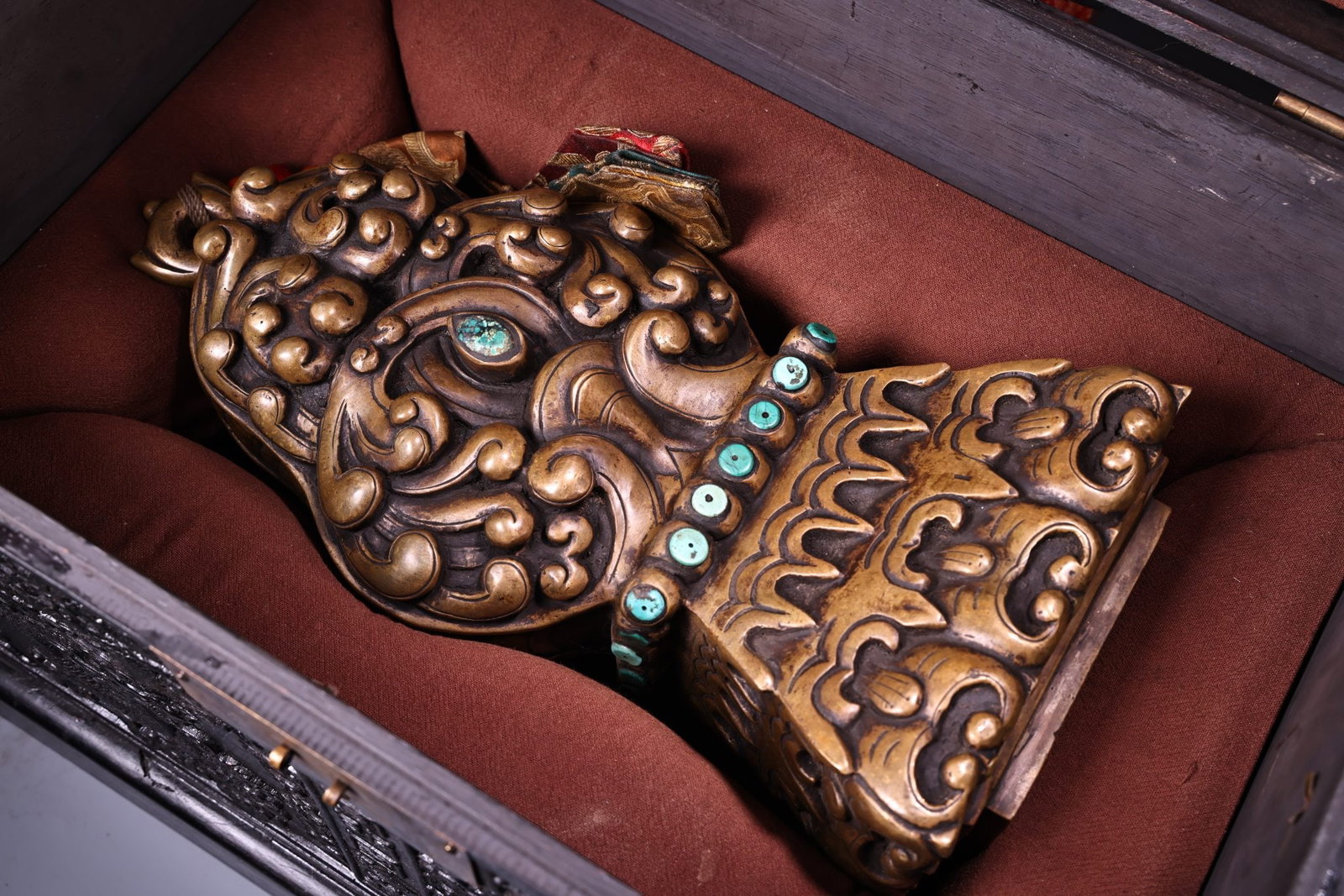 A Exquisite Coppery Seal - 3