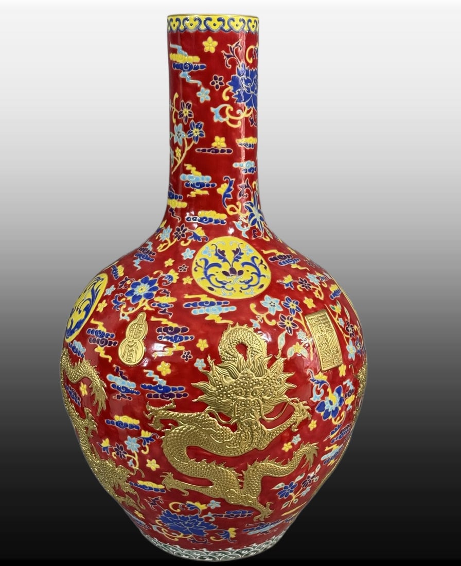 A Exquisite Red Ground Painted Gold Dragon Pattern Vase: A Exquisite Red Ground Painted Gold Dragon Pattern Vase,Qing Dynasty, China,Qianlong Six-character Mark,Size:17.7inx9.8in