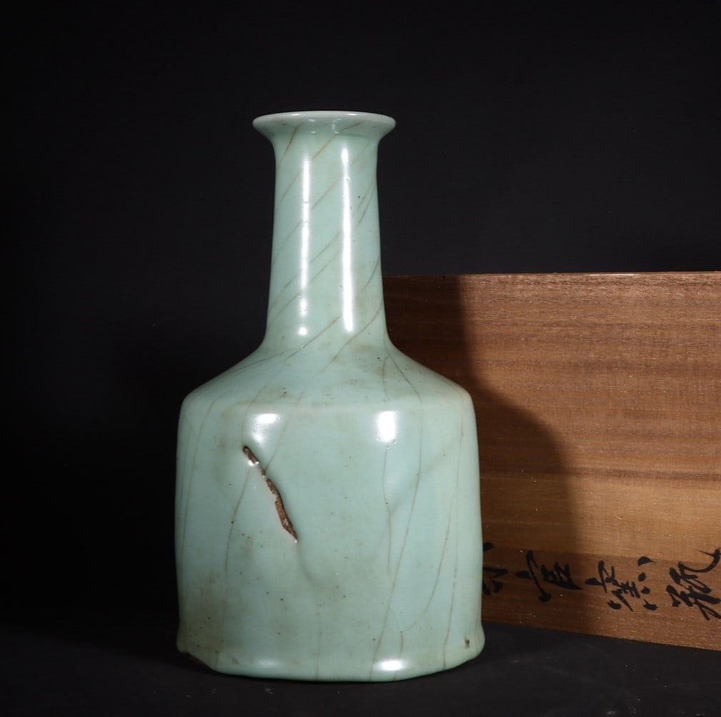 A Exquisite Guan Yao Celadon Glazed Vase: A Exquisite Guan Yao Celadon Glazed Vase,Song Dynasty, China,Size:10inx5.9in 官窑粉青釉瓶,中国宋代