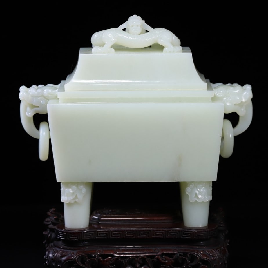 A Exquisite Hotan Jade Dragon Censer: A Exquisite Hotan Jade Dragon Censer,Qing Dynasty, China,Size:5.7inx6.5inx3in,Weight:910g 和田玉龙炉,中国清代