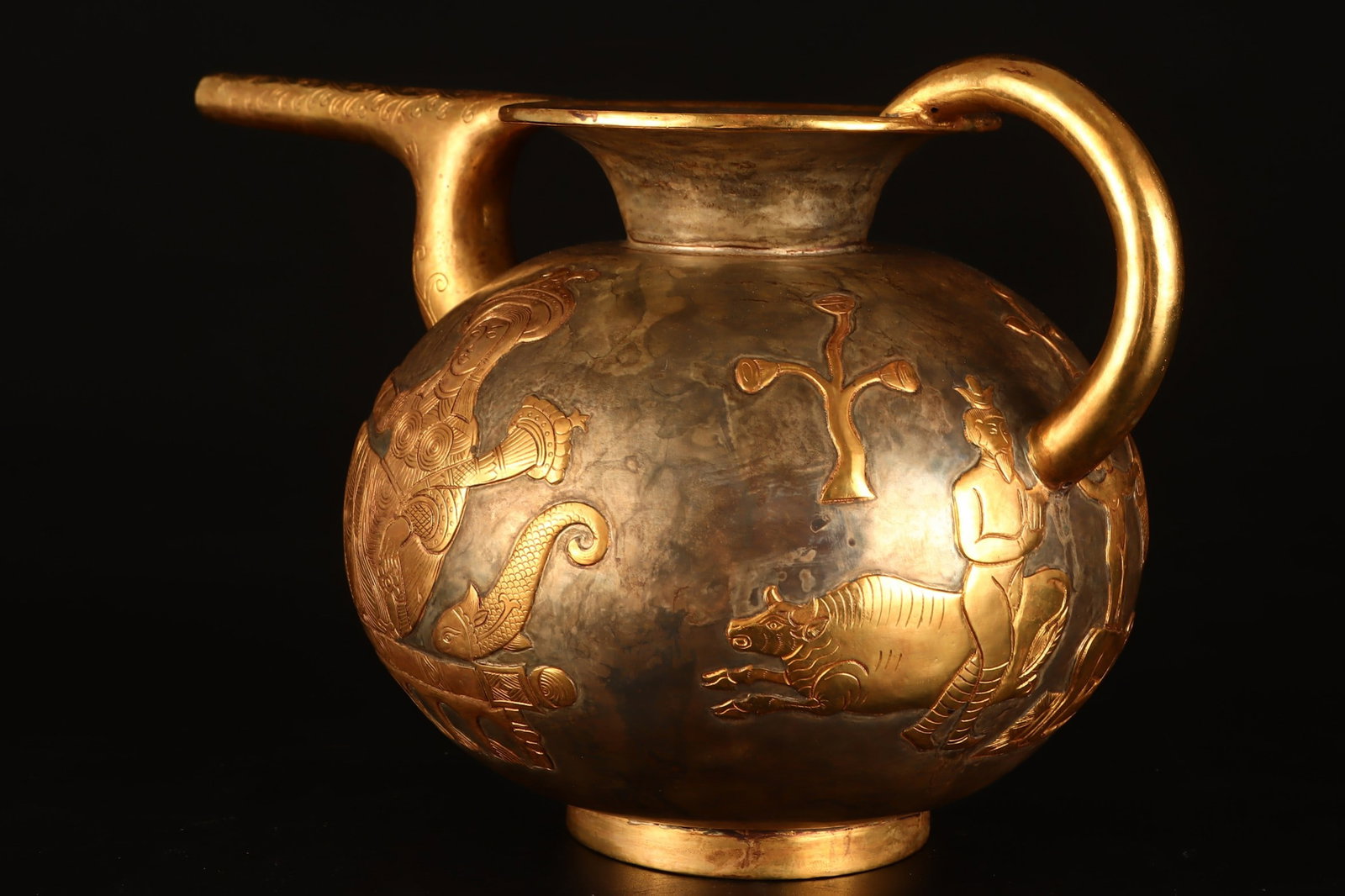 A Exquisite Gilt Bronze Figures Pattern Ewer - 2