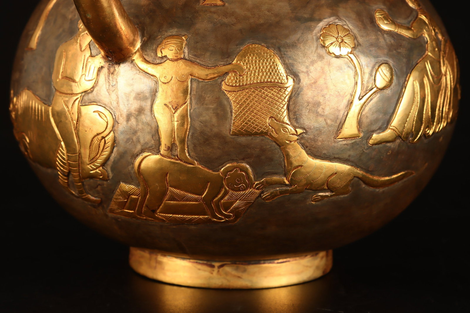A Exquisite Gilt Bronze Figures Pattern Ewer - 6
