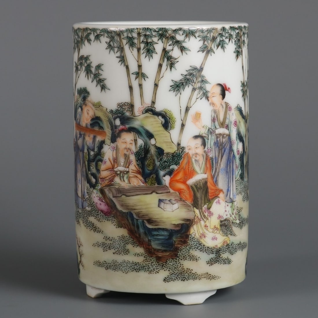 A Exquisite Famille-Rose Figures Pattern Brush Pot: A Exquisite Famille-Rose Figures Pattern Brush Pot,Qing Dynasty, China,Qianlong Six-character Mark,Size:4.3inx2.8in