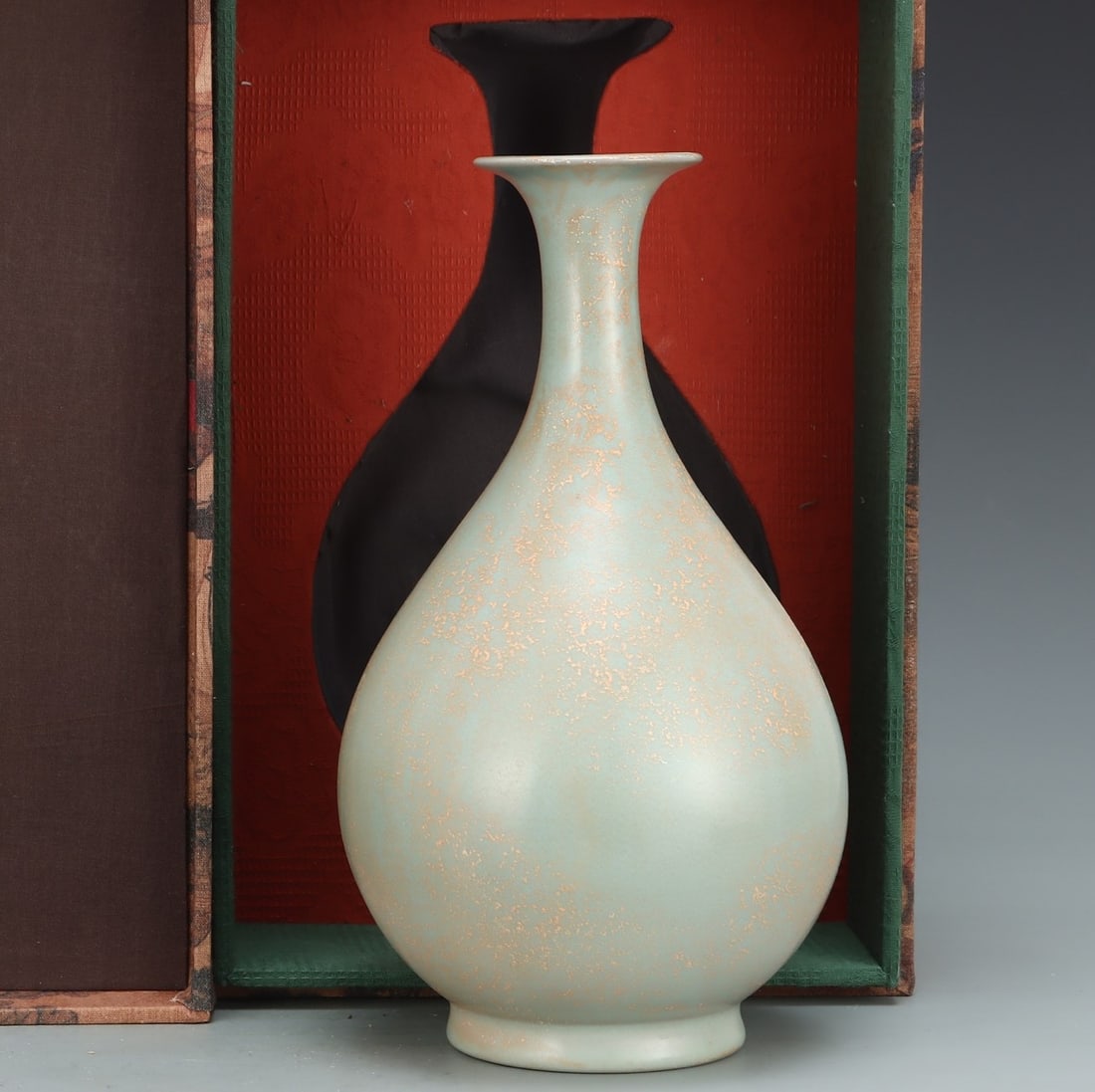 A Exquisite Ru Kiln Sky Blue Glaze Vase: A Exquisite Ru Kiln Sky Blue Glaze Vase,Song Dynasty, China,With Mark,Size:11.3inx5.7in 汝窑天青釉瓶,中国宋代,带款