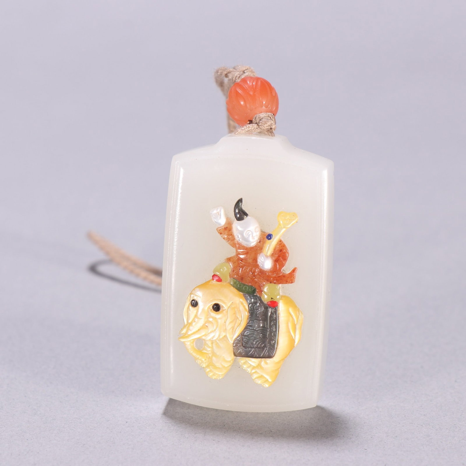 A Exquisite Hotan Jade Inlaid Gems Figures Pattern Brand: A Exquisite Hotan Jade Inlaid Gems Figures Pattern Brand,Qing Dynasty, China,Size:2inx1.2in,Weight:49.4g 和田玉嵌百宝人物纹牌,中ࢲ