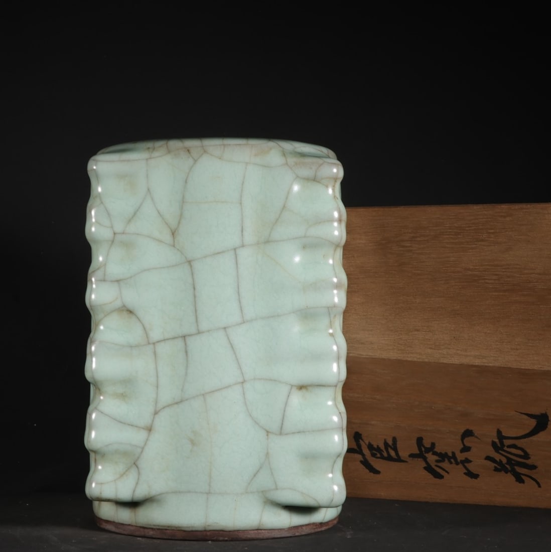 A Exquisite Guan Yao Celadon Glazed Vase: A Exquisite Guan Yao Celadon Glazed Vase,Song Dynasty, China,With Mark,Size:8.3inx5.3in 官窑粉青釉瓶,中国宋代,带款