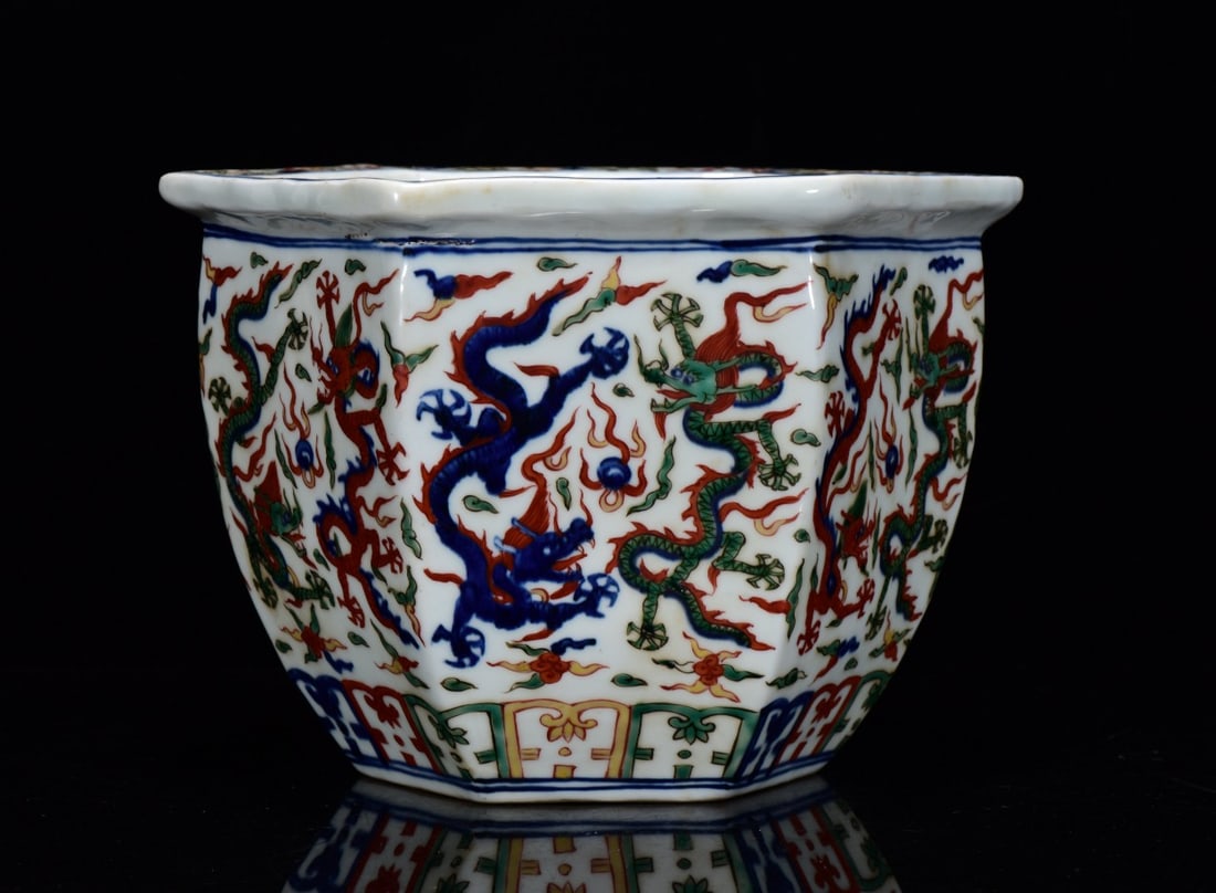 A Exquisite Wucai Dragon pattern Vat: A Exquisite Wucai Dragon pattern Vat,Ming Dynasty, China,Wanli Six-character Mark,Size:7.9inx9.8in 五彩龙纹缸,中国明代,万历六