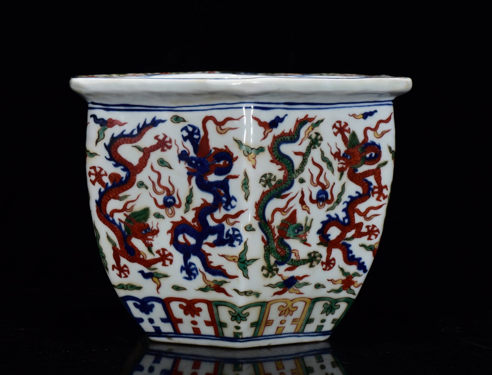 A Exquisite Wucai Dragon pattern Vat - 2
