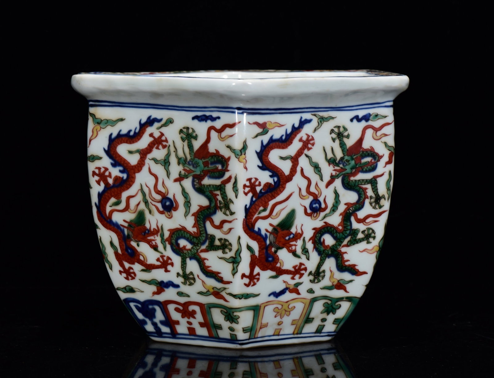 A Exquisite Wucai Dragon pattern Vat - 3