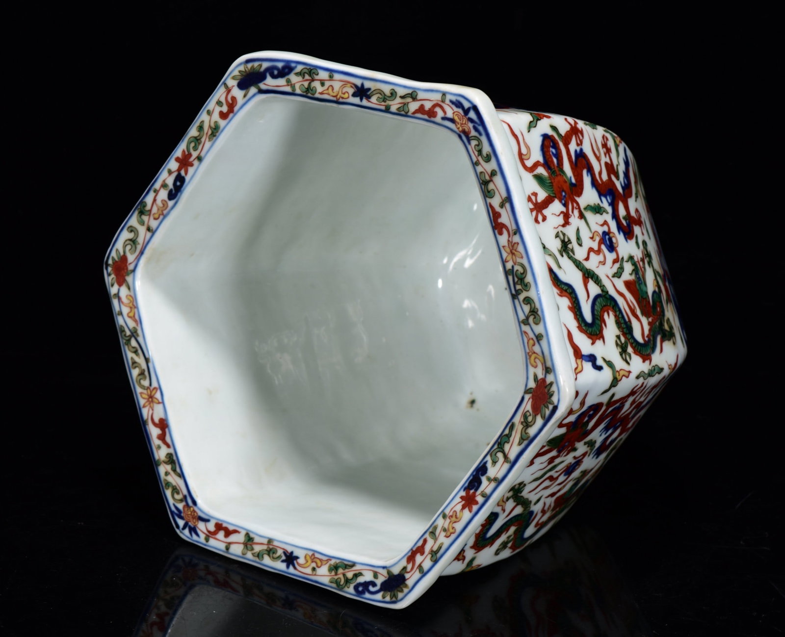 A Exquisite Wucai Dragon pattern Vat - 4