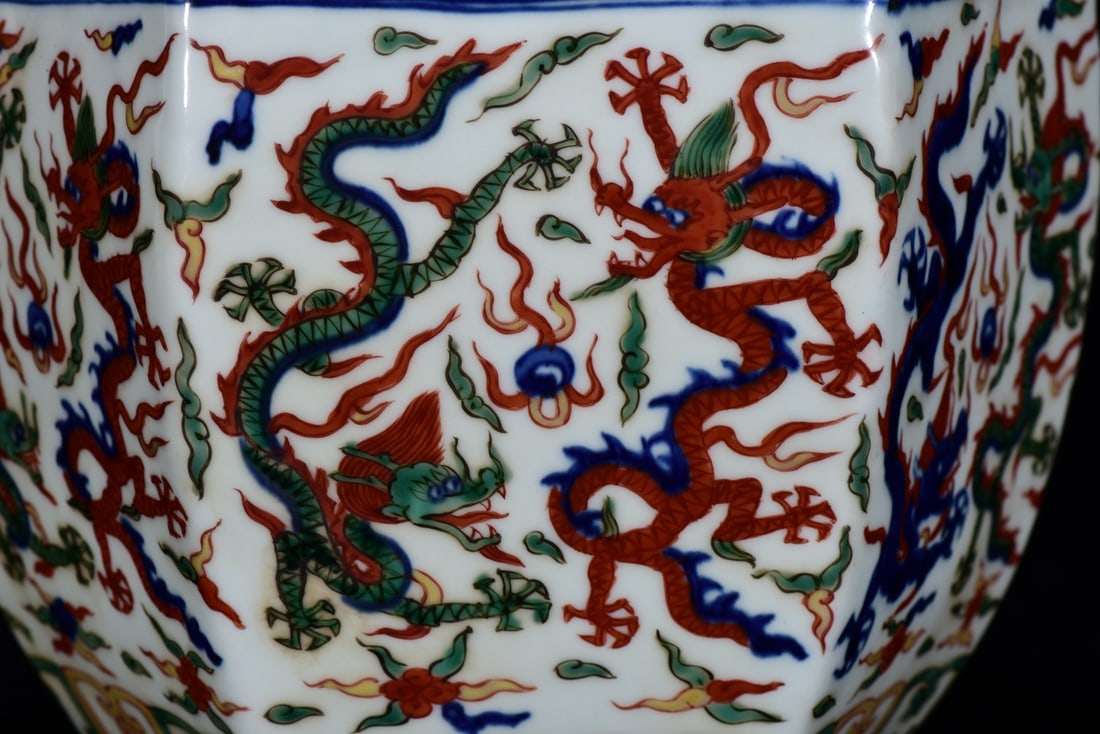 A Exquisite Wucai Dragon pattern Vat - 5