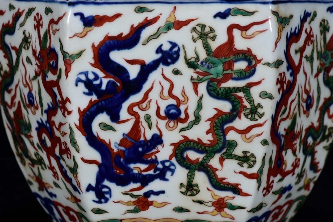A Exquisite Wucai Dragon pattern Vat - 6