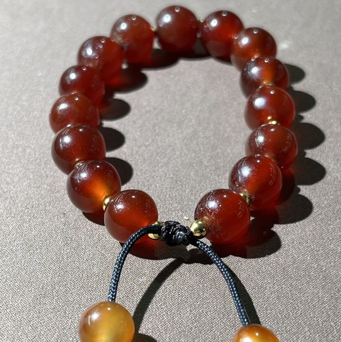 A Exquisite Agate Bracelets: A Exquisite Agate Bracelets,Qing Dynasty, China,Size:0.4inx0.4in 玛瑙手链,中国清代