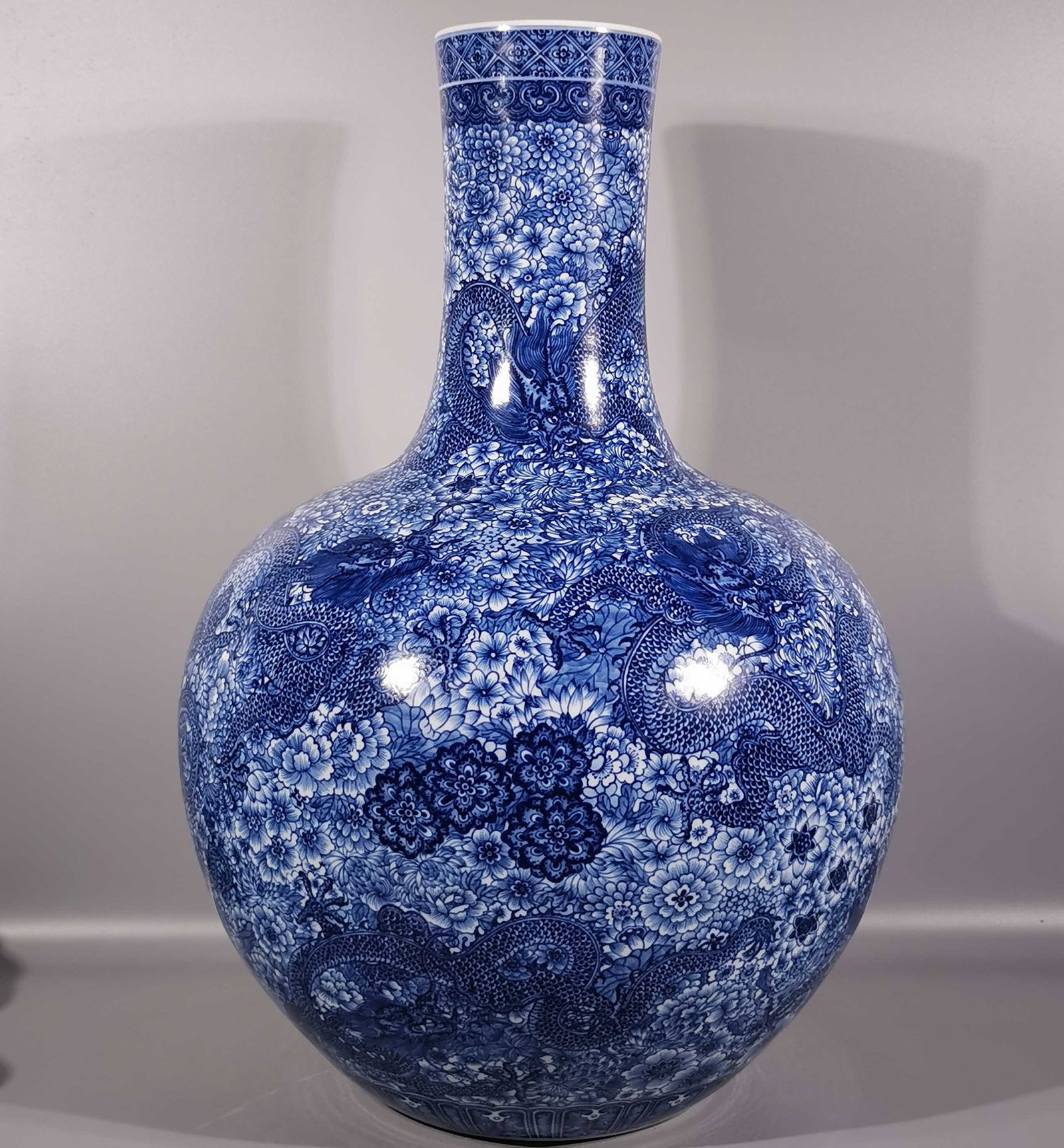 A Exquisite Blue and White Dragon Pattern Vase (1 of 9)