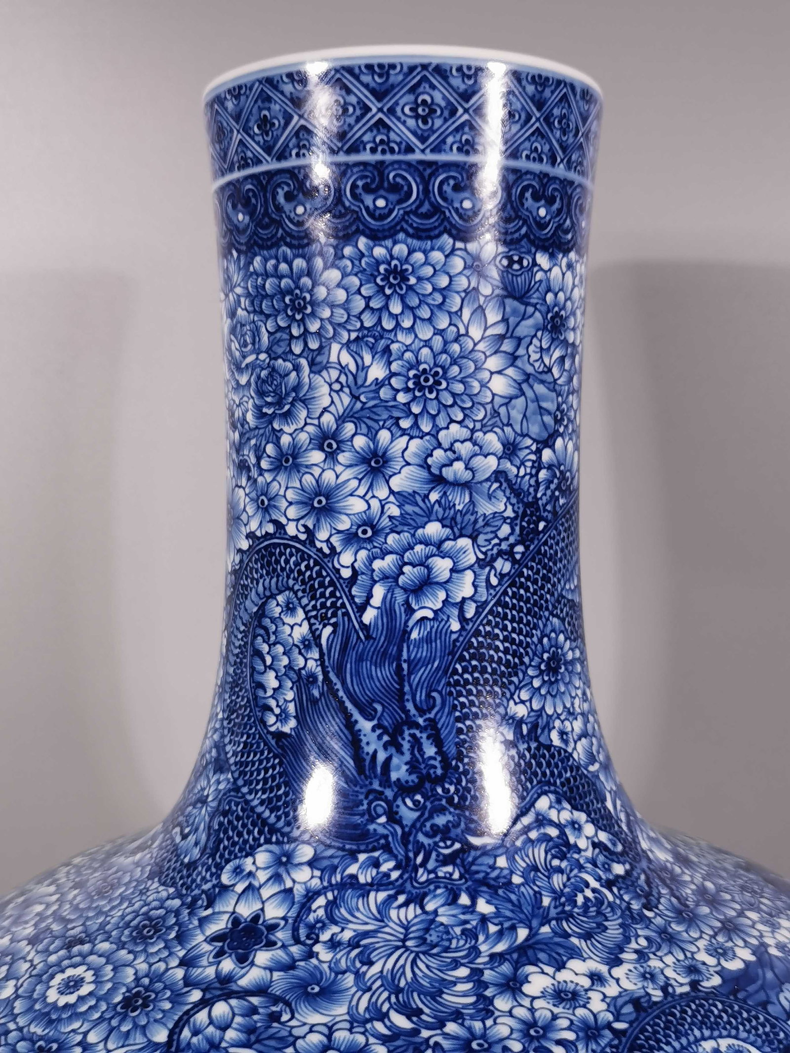 A Exquisite Blue and White Dragon Pattern Vase - 2
