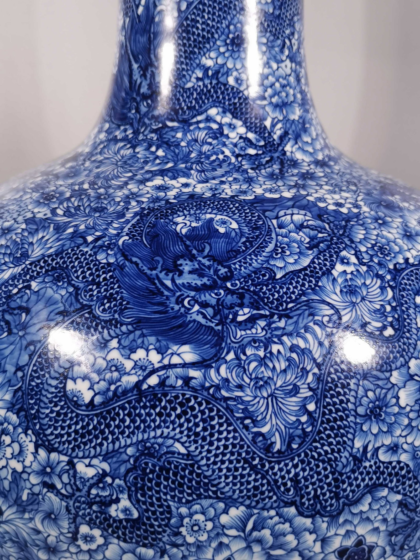A Exquisite Blue and White Dragon Pattern Vase - 3