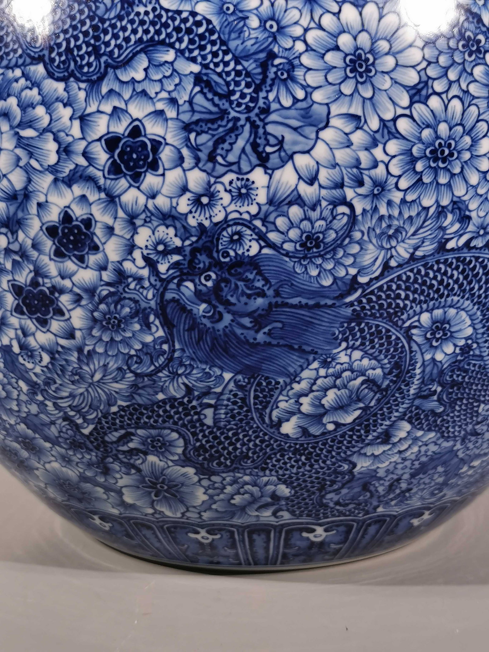A Exquisite Blue and White Dragon Pattern Vase - 4