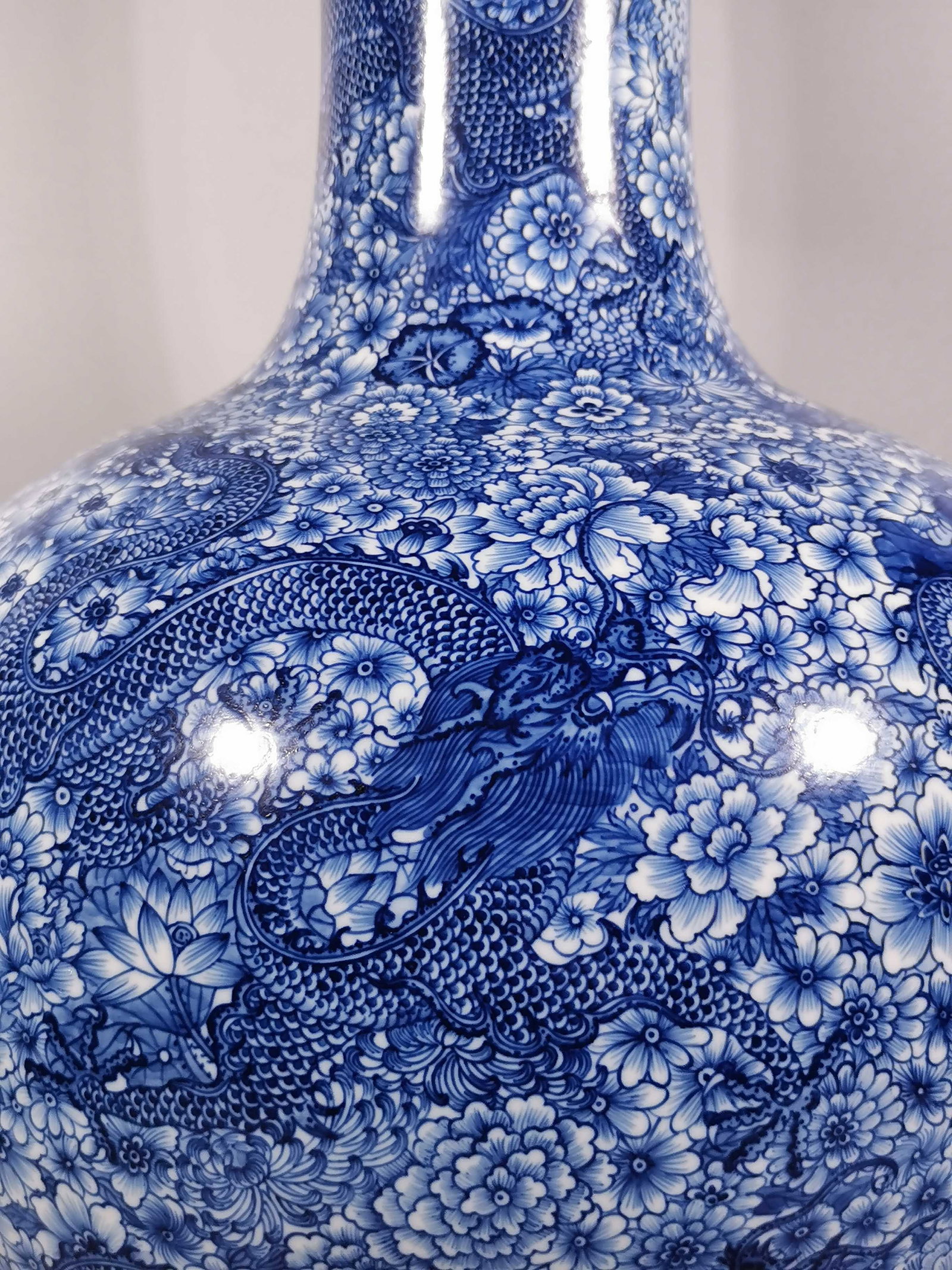 A Exquisite Blue and White Dragon Pattern Vase - 5