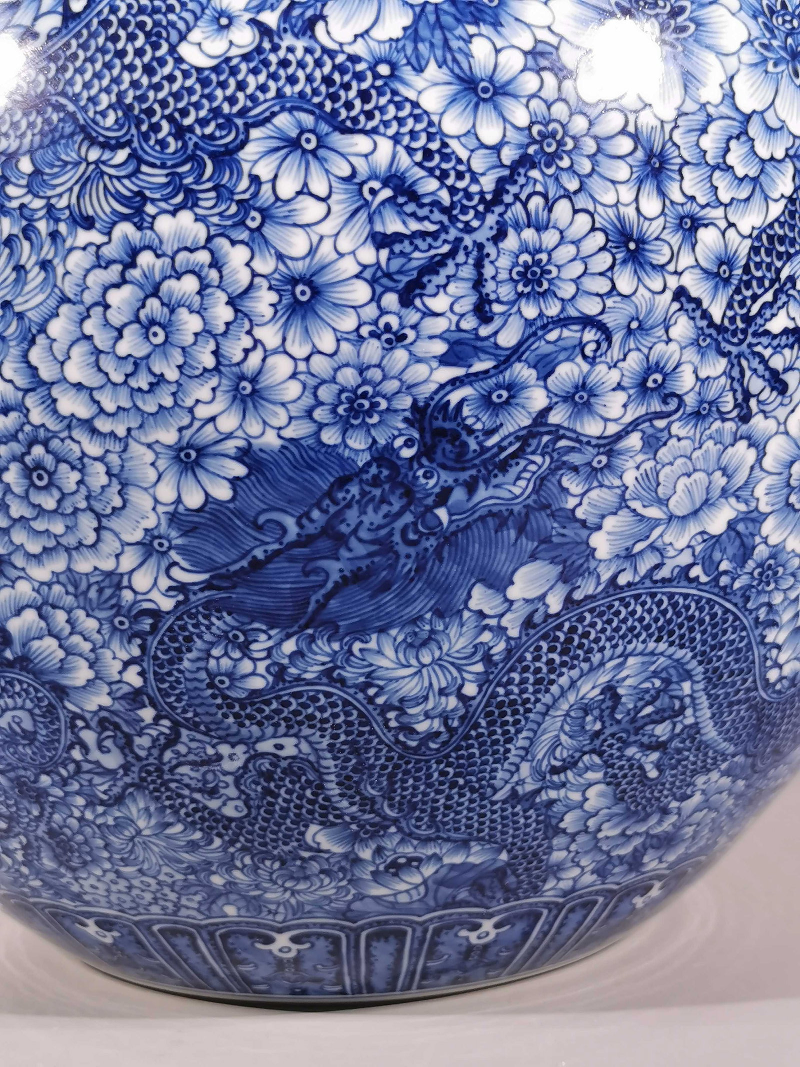 A Exquisite Blue and White Dragon Pattern Vase - 6