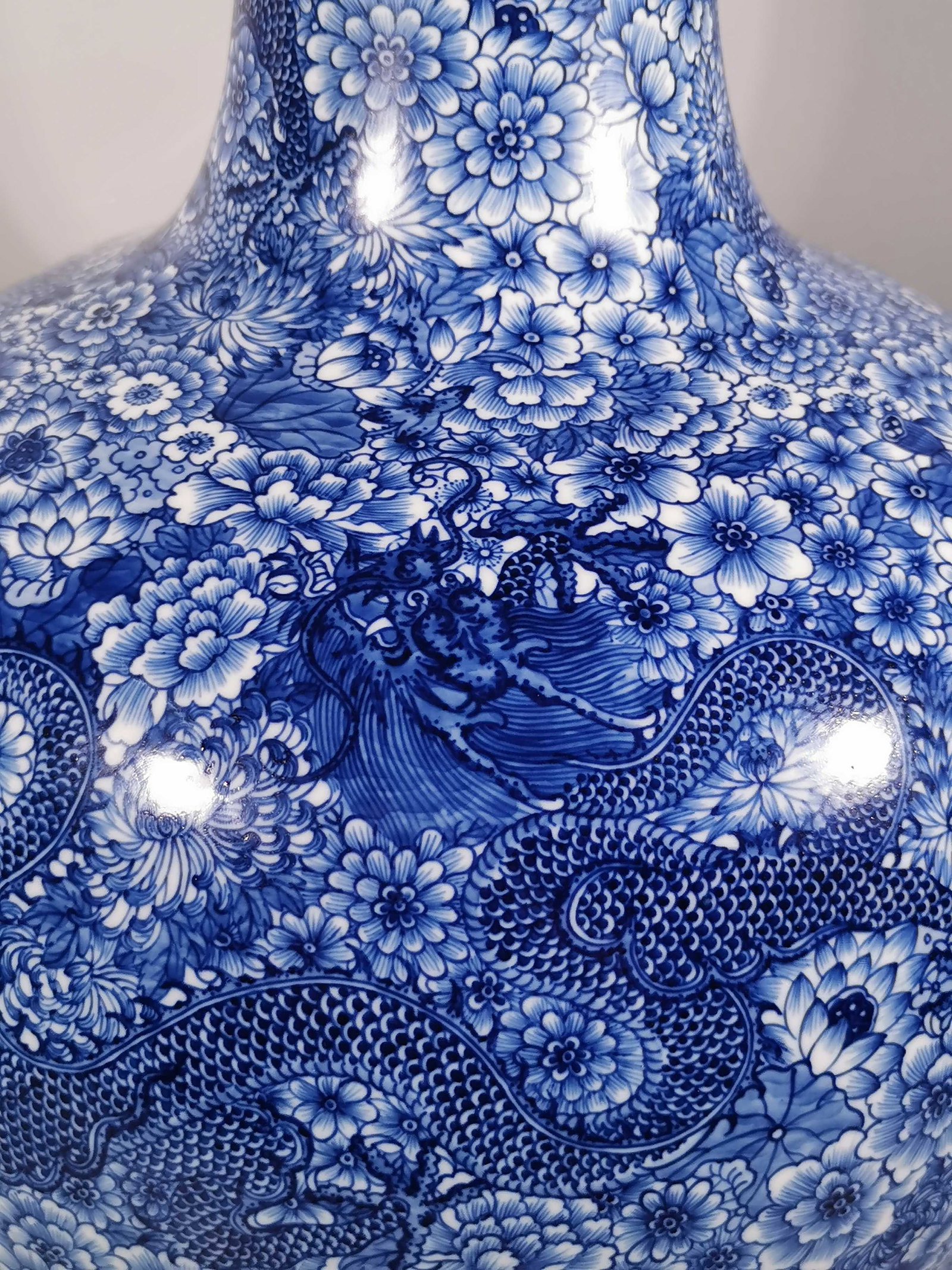 A Exquisite Blue and White Dragon Pattern Vase - 8
