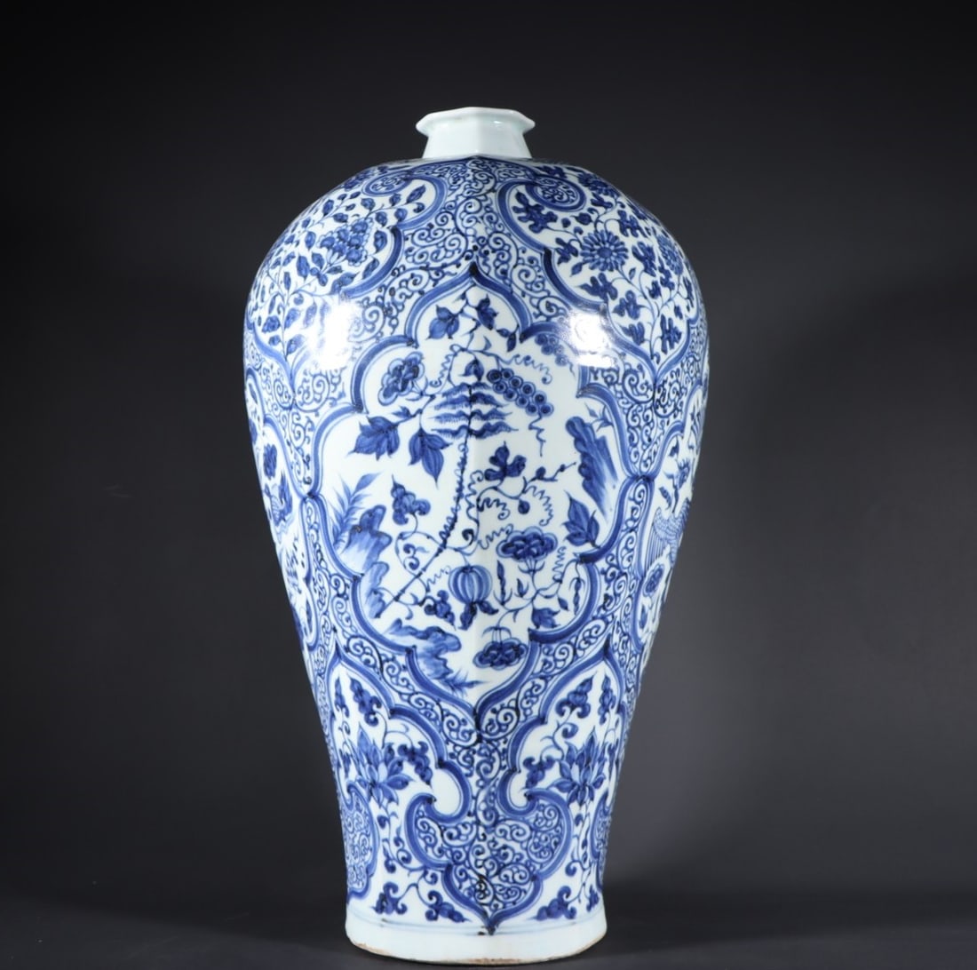 A Exquisite Blue and White Phoenix Pattern Vase: A Exquisite Blue and White Phoenix Pattern Vase,Yuan Dynasty, China,Size:17.8inx10.2in 青花凤纹瓶,中国元代