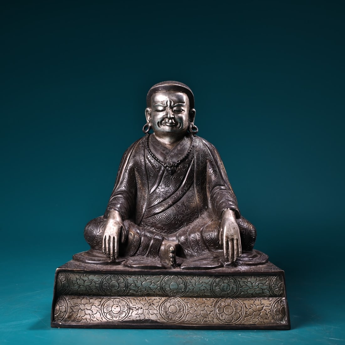 A Exquisite Bronze Inlaid Silver Buddha statue Ornament: A Exquisite Bronze Inlaid Silver Buddha statue Ornament,Qing Dynasty, China,Size:7.5inx6.7in ,Weight:1010g 铜鎏银佛像摆件,中国清代