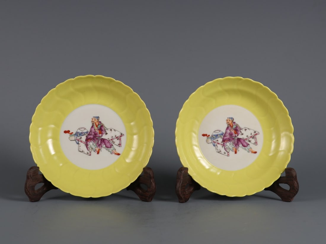 A pair of Exquisite Lemon Yellow Glazed Famille-Rose Figures Pattern Plate: A pair of Exquisite Lemon Yellow Glazed Famille-Rose Figures Pattern Plate,Qing Dynasty, China,Qianlong Six-character Mark,Size:1.2inx5.2in