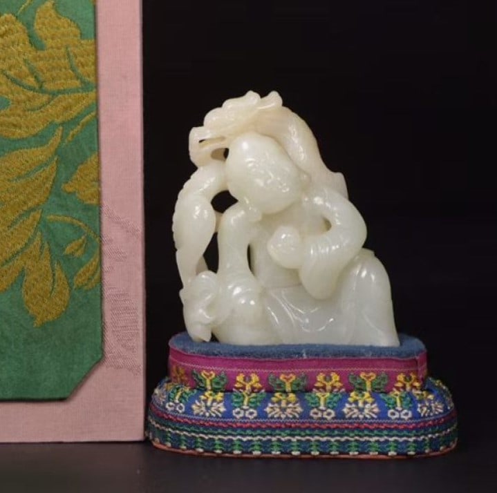 A Exquisite Hetian Jade Statue of Arhat Ornament: A Exquisite Hetian Jade Statue of Arhat Ornament,Qing Dynasty, China,Size:3.2inx2.8inx1.4in,Weight:222g 和田玉罗汉摆件,中国清代