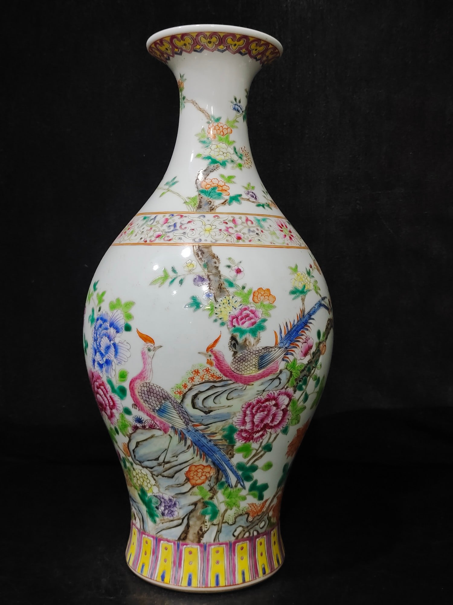 A Exquisite Famille-Rose Phoenix Pattern Vase: A Exquisite Famille-Rose Phoenix Pattern Vase,Qing Dynasty, China,Guangxu Six-character Mark,Size:15inx7.1inx3.9in